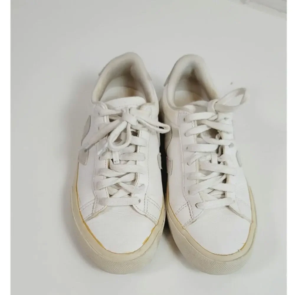 VEJAS CAMPO LEATHER SNEAKERS IN WHITE/GRAY, SZ 5